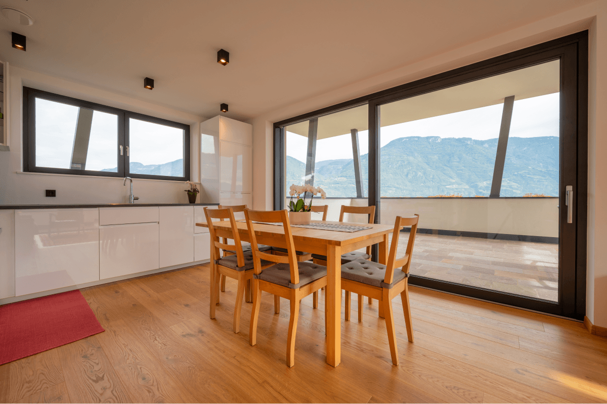 Küche mit Blick auf die Terasse