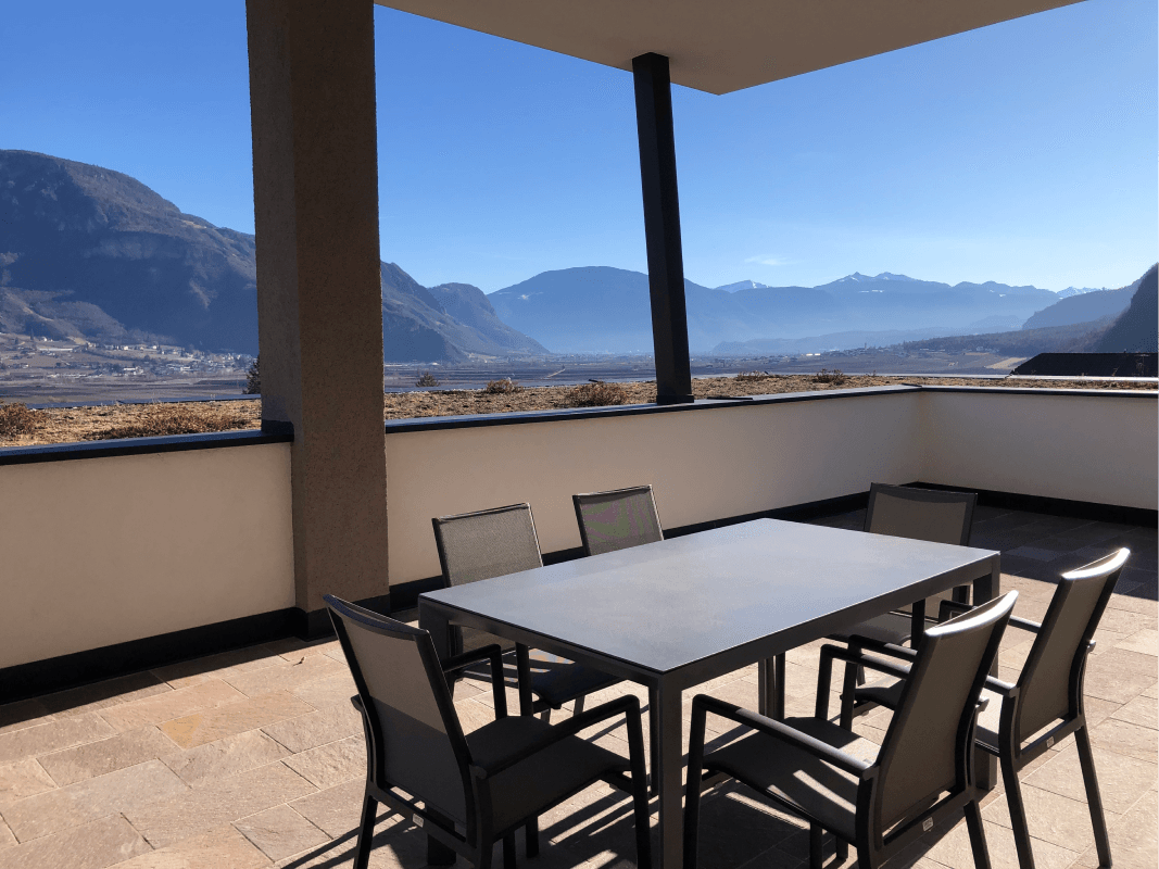 Terasse mit Blick ins Tal